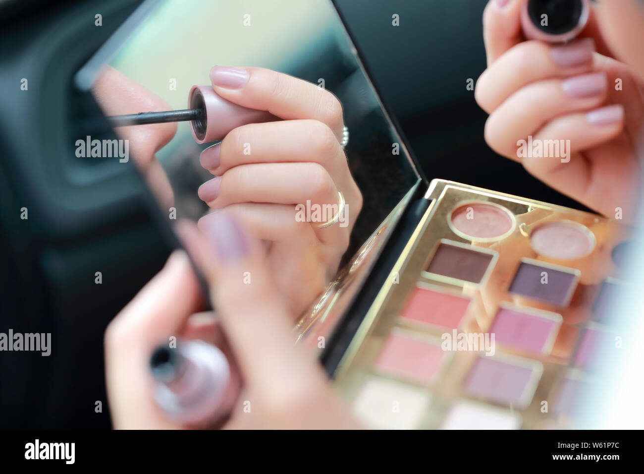 Nahaufnahme junge Frauen Hände tun ihr eigenes Make-up Pinsel und Werkzeuge Stockfoto