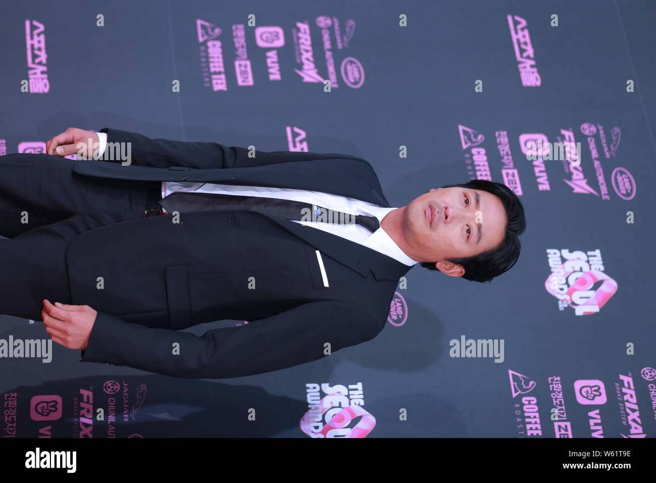 Koreanische Schauspieler Ha Jung-woo wirft, wie er auf dem roten Teppich für die 2 "Die Seoul Awards" in Seoul, Südkorea, 27. Oktober 2018 eingeht. Stockfoto