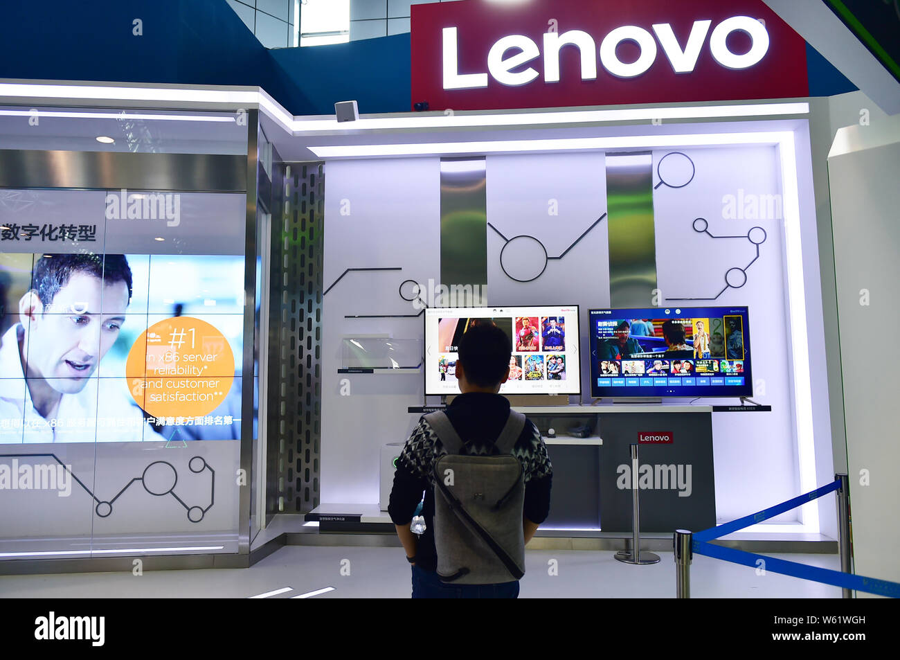 Menschen besuchen den Stand der Chinesischen Personal Computer (PC) Teekocher Lenovo während der Expo in Peking, China, 9. Oktober 2018. Lenovo gewinnt oberen Punkt in Stockfoto