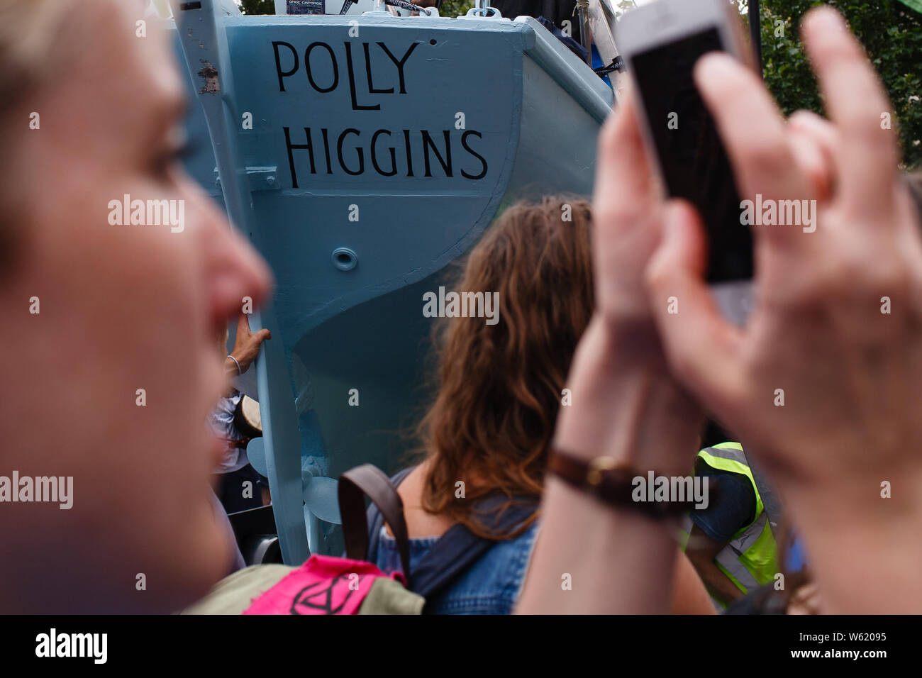 Ein blaues Boot, Formen der 'Polly Higgins' das Herzstück des 'Summer Aufstand" des Klimawandels Aktivist Gruppe Aussterben Rebellion außerhalb der Royal Courts of Justice in London. Demonstrationen wurden auch in Bristol, Cardiff und Glasgow, Leeds statt. Unter ihre Forderungen nach mehr Maßnahmen gegen den Klimawandel, die Demonstranten fordern "umweltzerstörung" (d. h. die Zerstörung von Ökosystemen) eine kriminelle Tat. Higgins, der späte Umwelt Rechtsanwalt und Mitkämpfer für die Kriminalisierung von Umweltzerstörung, die im April dieses Jahres gestorben, Alter 50. Stockfoto