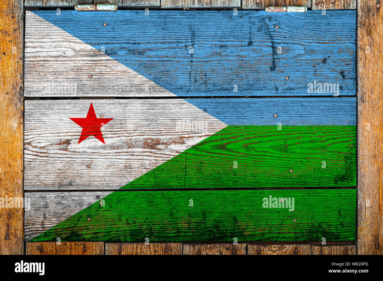 Nationalflagge von Dschibuti auf einer hölzernen Wand Hintergrund. Das Konzept der nationalen Stolz und Symbol des Landes. Flagge auf einem hölzernen Zaun mit Meta lackiert Stockfoto