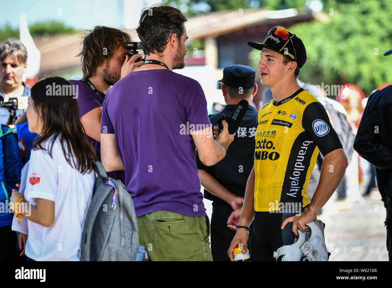 Holländische Straße Radrennfahrer Dylan Gr-enewegen, die Fahrten für die Niederländische UCI WorldTeam CJumbo LottoNL ¨ ist, befragt nach dem Gewinn der Beihai Stadium Rennen du Stockfoto