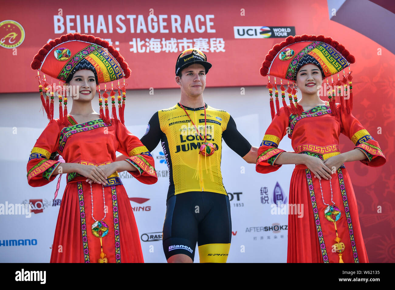 Holländische Straße Radrennfahrer Dylan Gr-enewegen, die Fahrten für die Niederländische UCI WorldTeam LottoNL ¨ CJumbo feiert nach dem Gewinn der Beihai Etappenrennen während Stockfoto