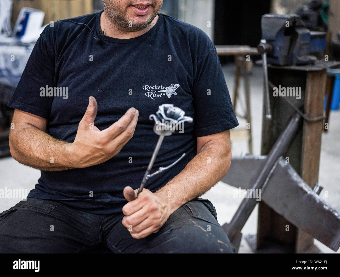Yated, Israel. 02 Juli, 2019. Die Metal artist Yaron Bob hält ein Metall in seiner Werkstatt Rose, die er von Geschosse aus dem Gazastreifen auf israelisches Gebiet abgefeuert. Er macht Kunstwerke aus der Rakete Teile. Neben Rosen, er hat auch sieben bewaffnete, Kerzenständer, Schriftrollen, David Sterne und Frieden Symbole wie die Tauben auf den Zweigen. (Dpa' Raketen zu den Rosen": Israelische forges Frieden Symbole aus Kugeln") Credit: Ilia Yefimovich/dpa/Alamy leben Nachrichten Stockfoto