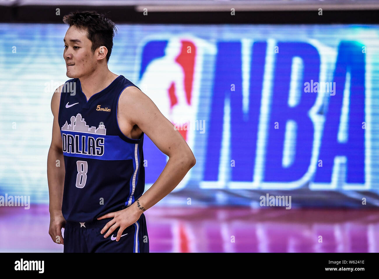 Ding Yanyuhang der Dallas Mavericks reagiert, als sie gegen Philadelphia 76ers konkurrieren während der Shenzhen Spiel der NBA China Spiele in Shenzhen City Stockfoto