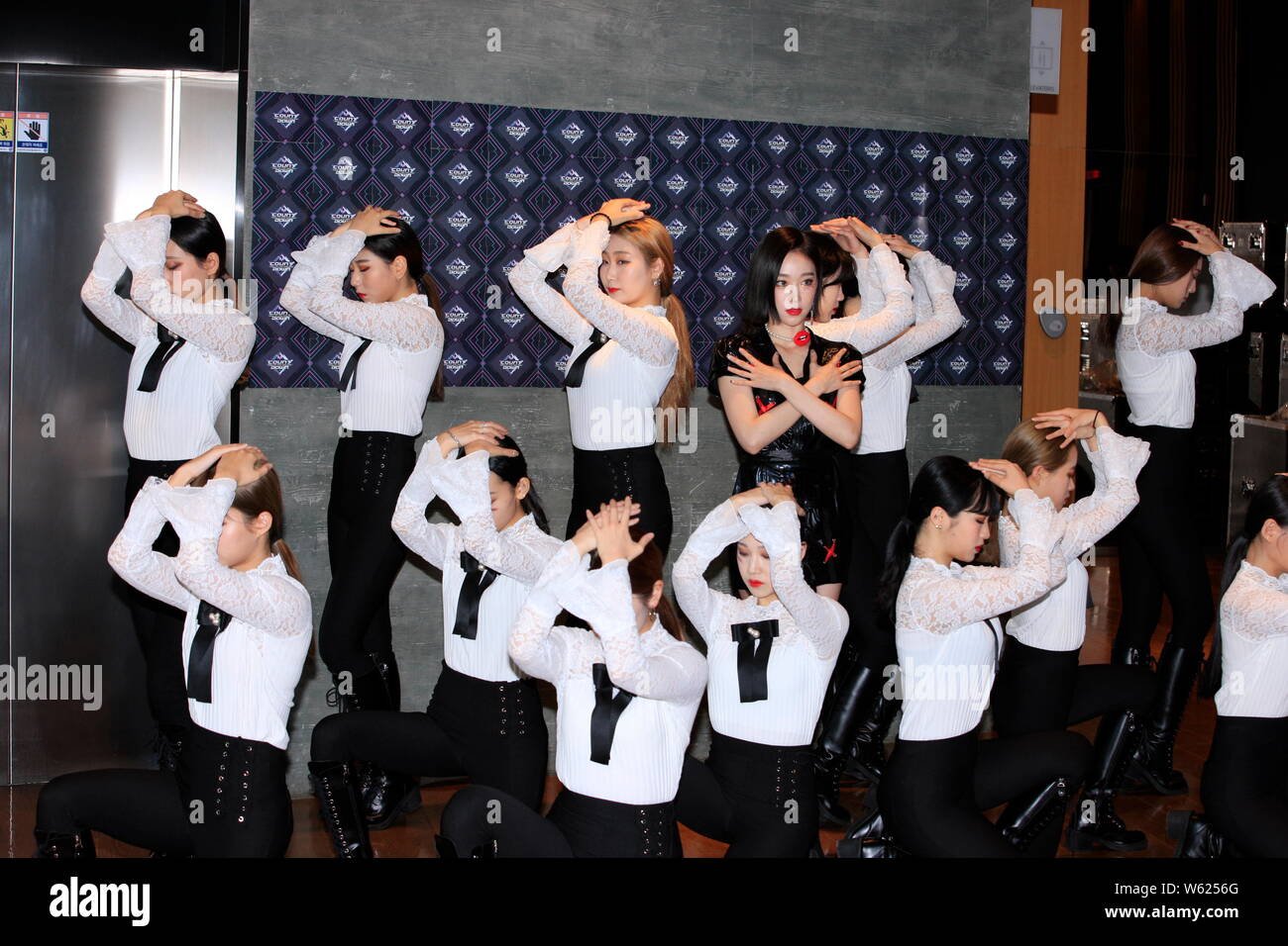 Koreanische Sängerin Kim So-ya, Center, momonymously wie Soja bekannt, kommt für eine Episode der K-Pop chart TV-Show! Countdown" in Seoul, Süd Ko Stockfoto Koreanische Sängerin Kim So-ya, Center, momonymously wie Soja bekannt, kommt für eine Episode der K-Pop chart TV-Show! Countdown" in Seoul, Süd Ko Stockfoto