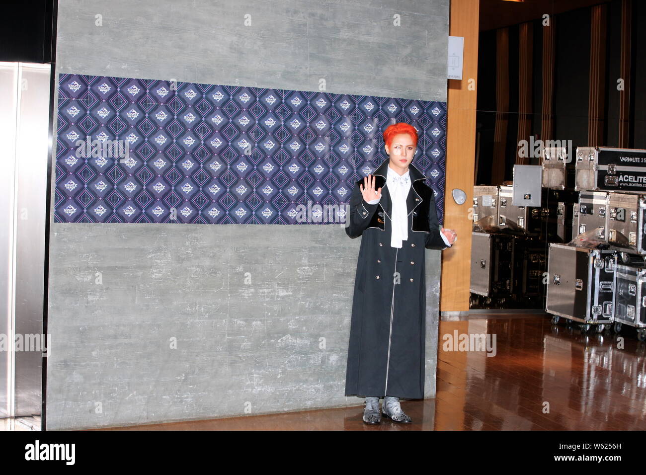 Kim Dong-han (donghan) der Koreanischen Boy Group JBJ kommt für eine Episode der K-Pop chart TV-Show! Countdown" in Seoul, Südkorea, 25 Octobe Stockfoto