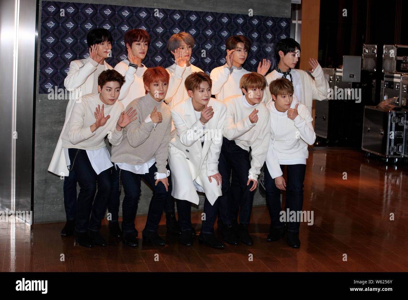 Die Mitglieder der Koreanischen Boy Group goldenen Kind (GNCD oder GolCha) kommen für eine Episode der K-Pop chart TV-Show! Countdown" in Seoul, Süd Ko Stockfoto