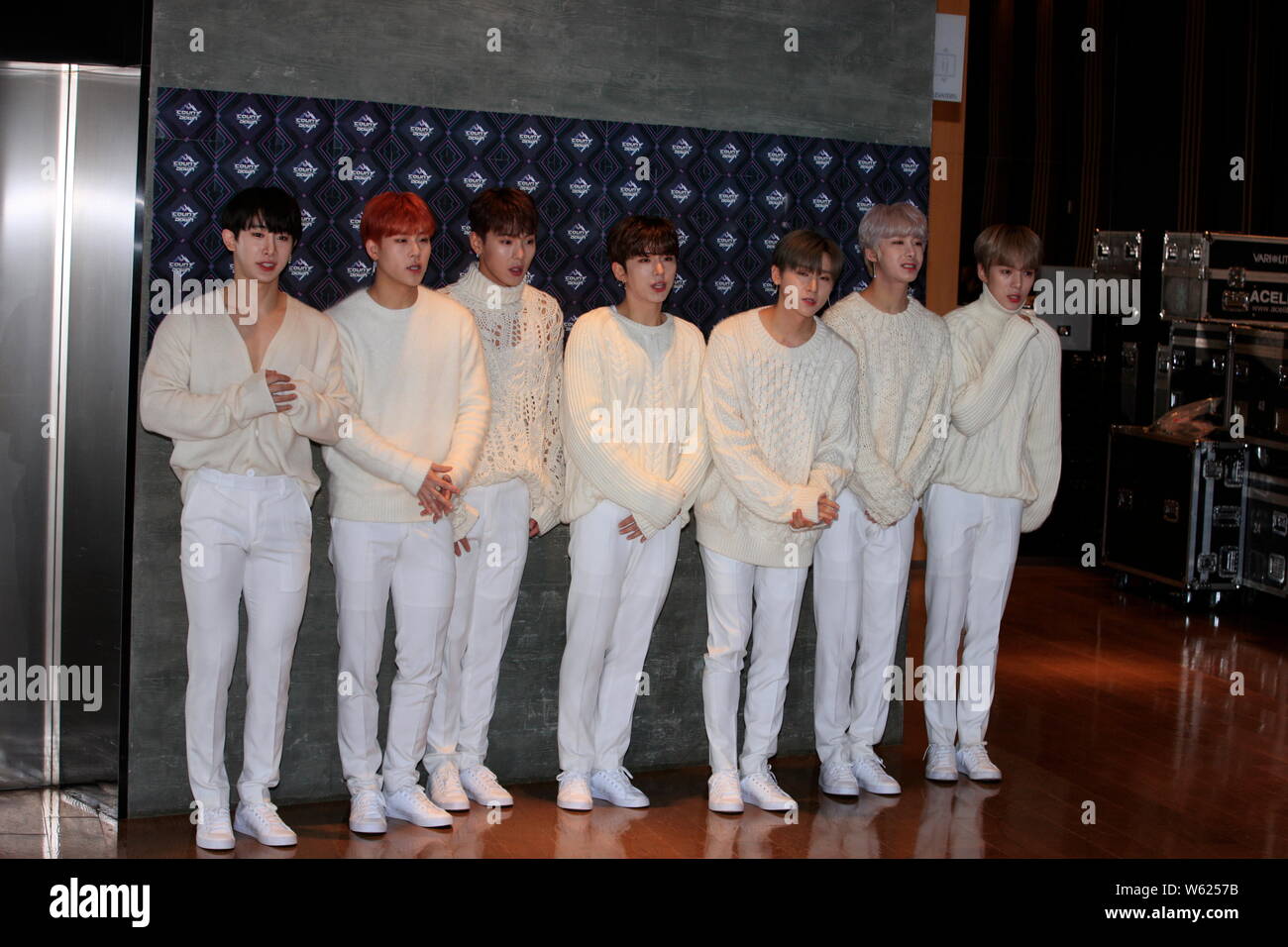 Die Mitglieder der Koreanischen Boy Group MONSTA X kommen für eine Episode der K-Pop chart TV-Show! Countdown" in Seoul, Südkorea, 25. Oktober 2018. Stockfoto