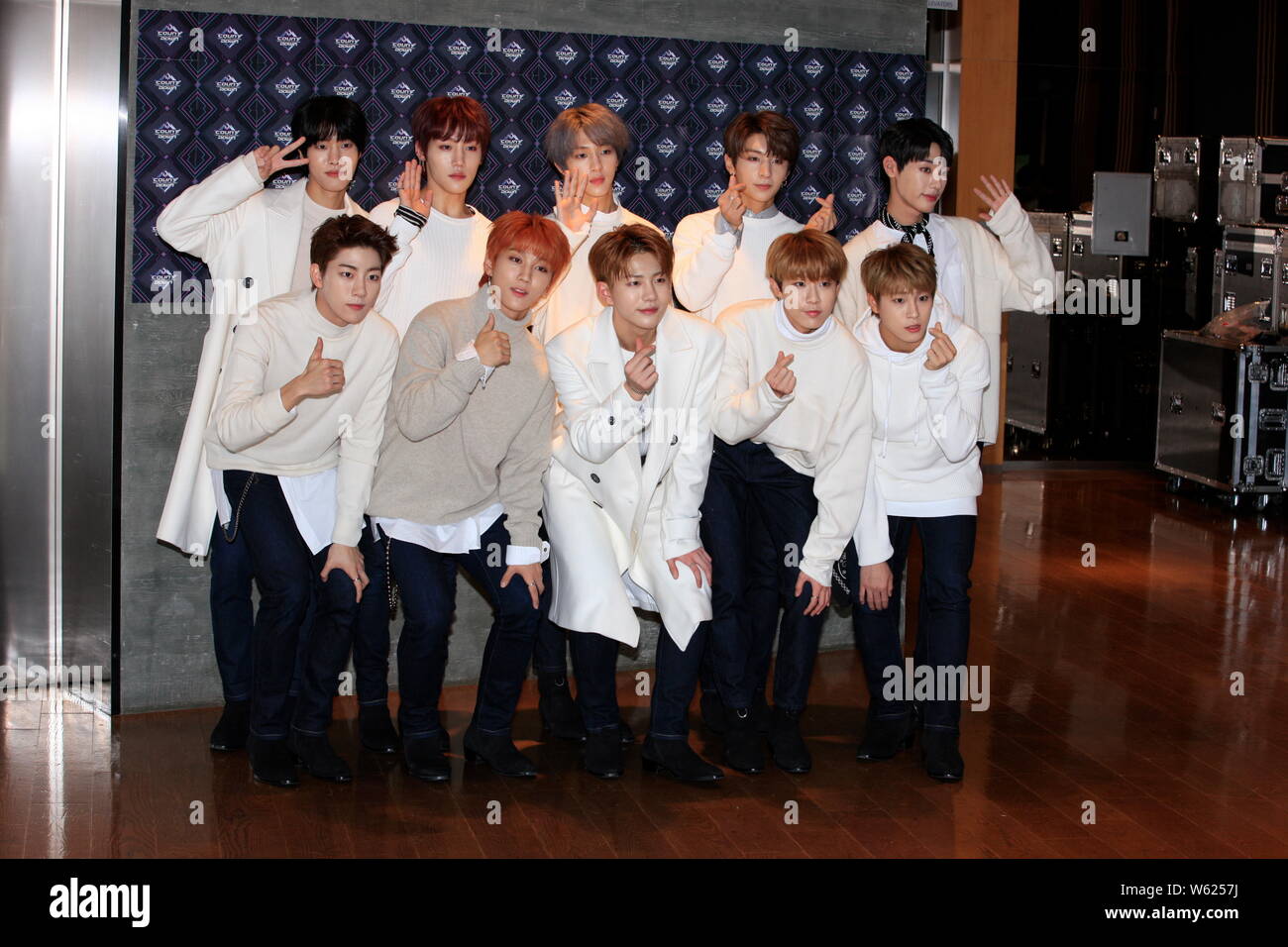 Die Mitglieder der Koreanischen Boy Group goldenen Kind (GNCD oder GolCha) kommen für eine Episode der K-Pop chart TV-Show! Countdown" in Seoul, Süd Ko Stockfoto Die Mitglieder der Koreanischen Boy Group goldenen Kind (GNCD oder GolCha) kommen für eine Episode der K-Pop chart TV-Show! Countdown" in Seoul, Süd Ko Stockfoto