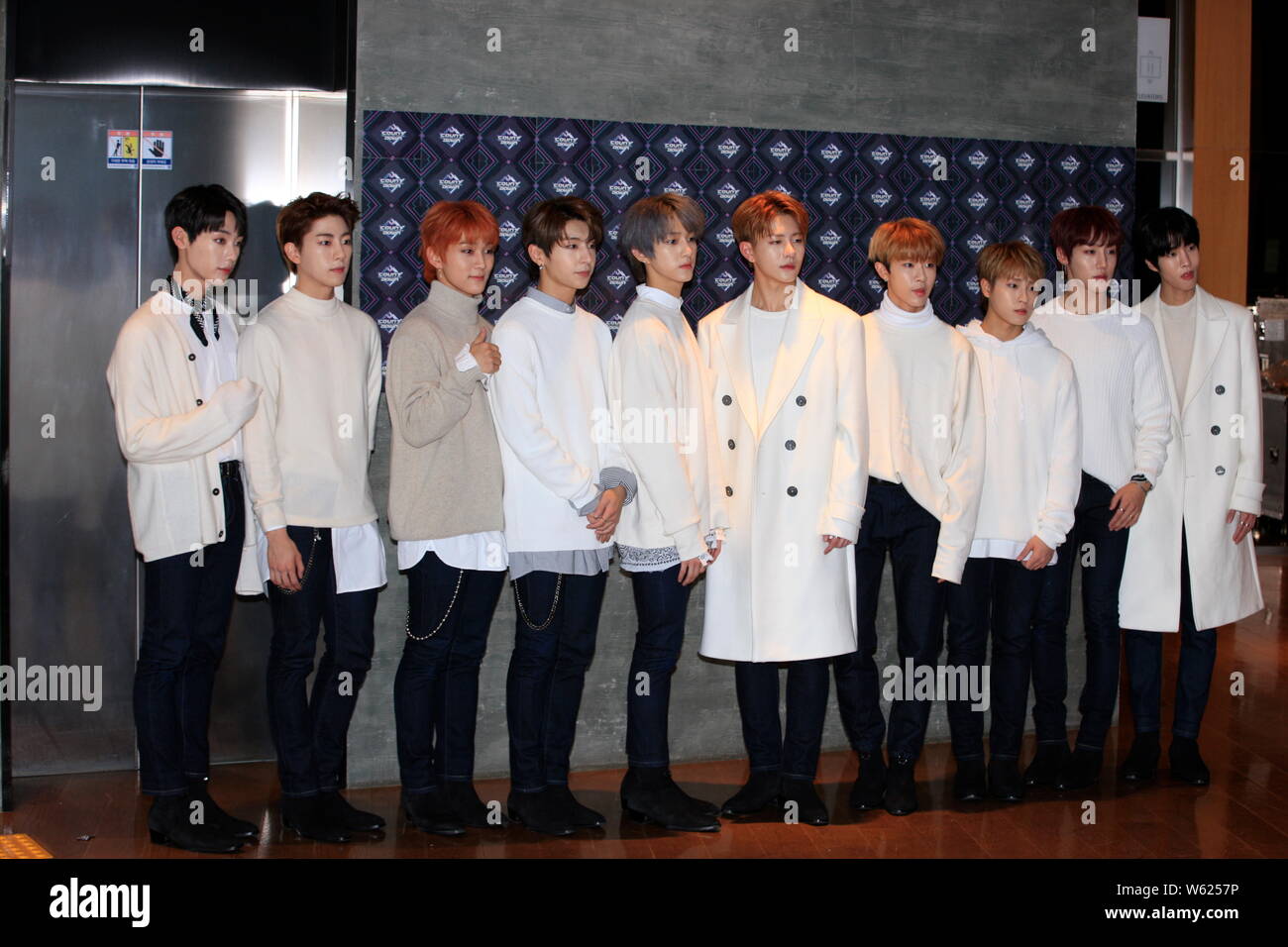 Die Mitglieder der Koreanischen Boy Group goldenen Kind (GNCD oder GolCha) kommen für eine Episode der K-Pop chart TV-Show! Countdown" in Seoul, Süd Ko Stockfoto