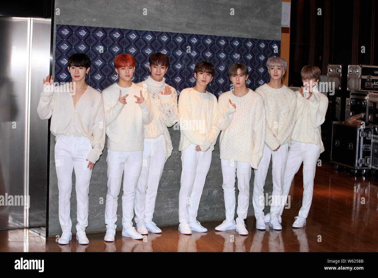 Die Mitglieder der Koreanischen Boy Group MONSTA X kommen für eine Episode der K-Pop chart TV-Show! Countdown" in Seoul, Südkorea, 25. Oktober 2018. Stockfoto