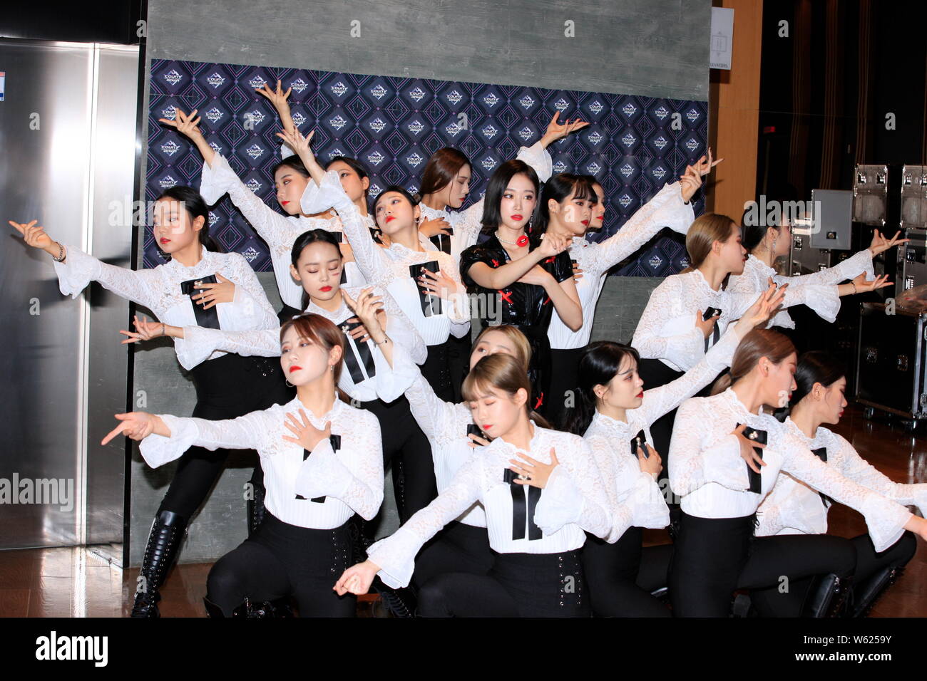 Koreanische Sängerin Kim So-ya, Center, momonymously wie Soja bekannt, kommt für eine Episode der K-Pop chart TV-Show! Countdown" in Seoul, Süd Ko Stockfoto