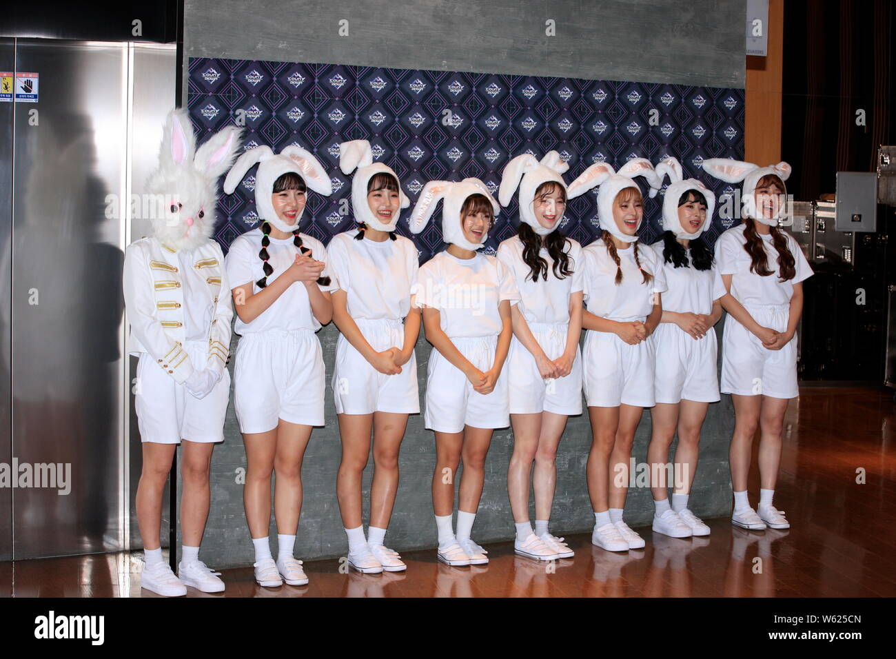 Die Mitglieder der koreanischen Mädchen Gruppe Pink Fantasy kommen für eine Episode der K-Pop chart TV-Show! Countdown" in Seoul, Südkorea, 25. Oktober Stockfoto