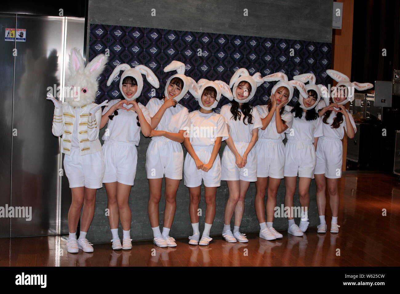 Die Mitglieder der koreanischen Mädchen Gruppe Pink Fantasy kommen für eine Episode der K-Pop chart TV-Show! Countdown" in Seoul, Südkorea, 25. Oktober Stockfoto