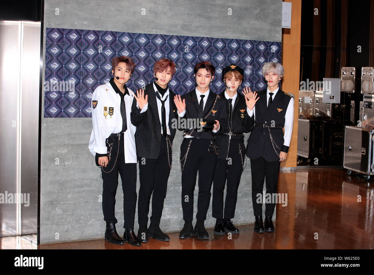 Die Mitglieder der Koreanischen Boy Group sieben Uhr kommen für eine Episode der K-Pop chart TV-Show! Countdown" in Seoul, Südkorea, 25. Oktober Stockfoto