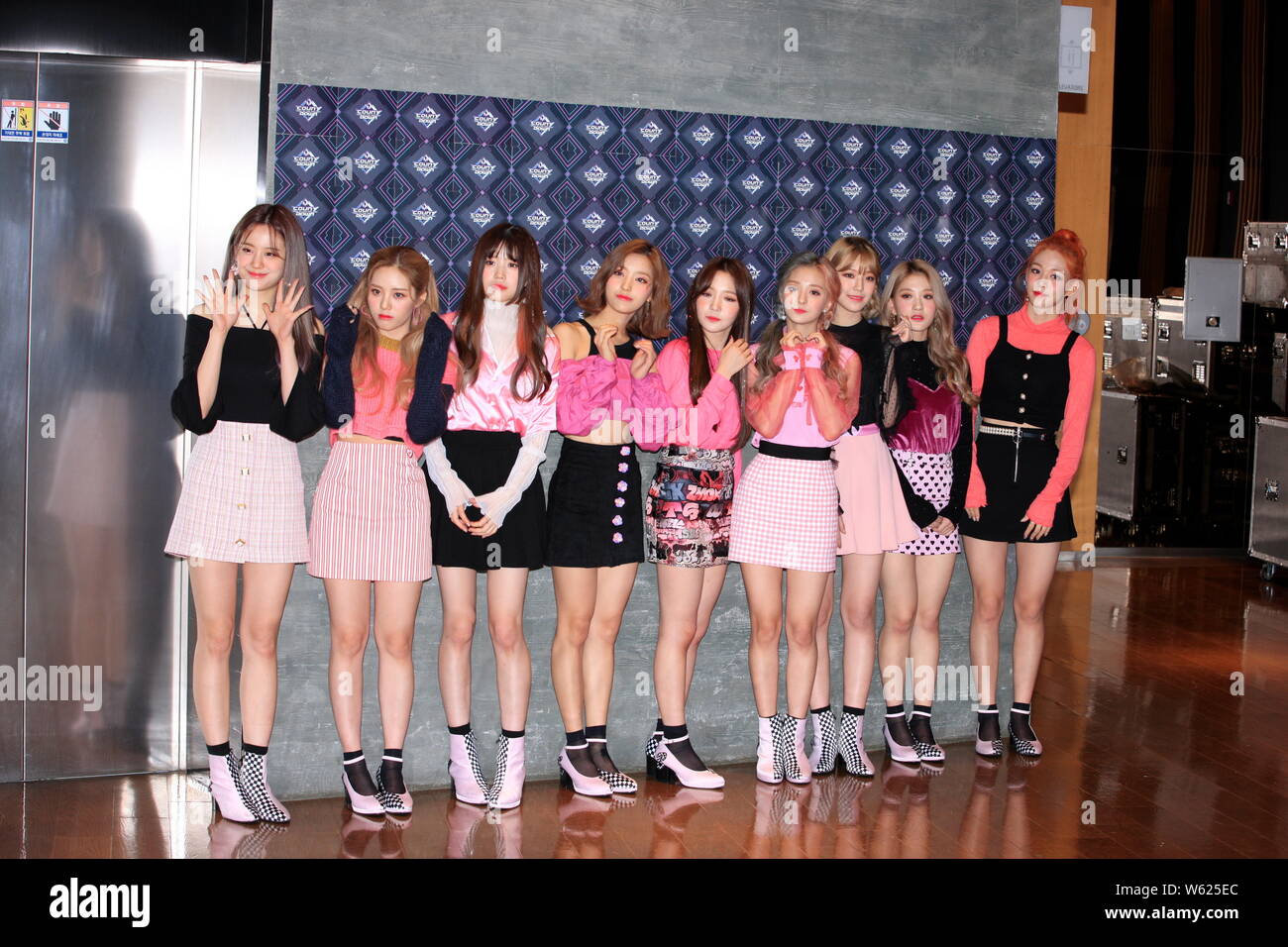 Die Mitglieder der koreanischen Mädchen Gruppe Fromis 9 kommen für eine Episode der K-Pop chart TV-Show! Countdown" in Seoul, Südkorea, 25. Oktober 2018 Stockfoto