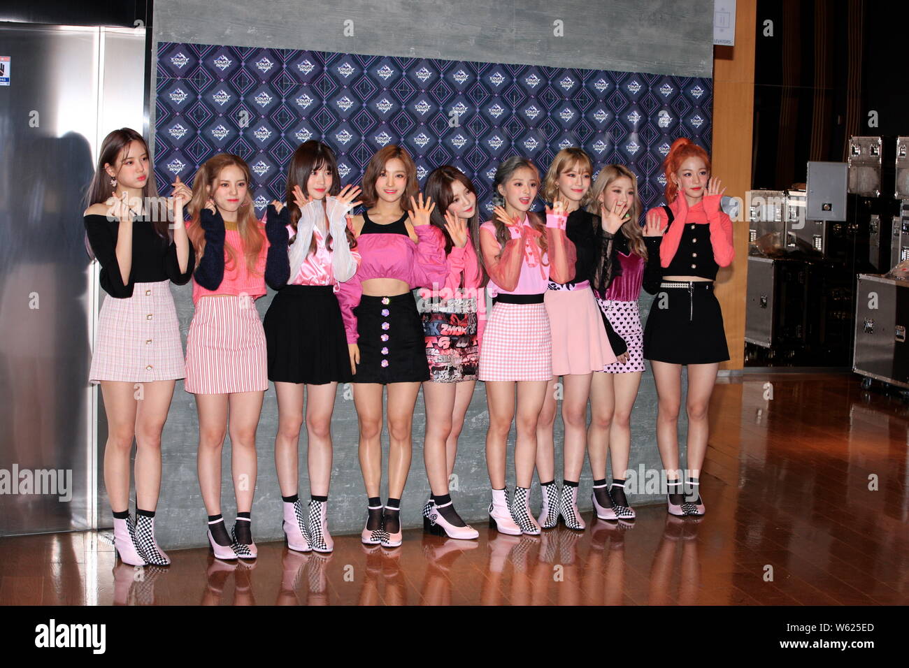 Die Mitglieder der koreanischen Mädchen Gruppe Fromis 9 kommen für eine Episode der K-Pop chart TV-Show! Countdown" in Seoul, Südkorea, 25. Oktober 2018 Stockfoto