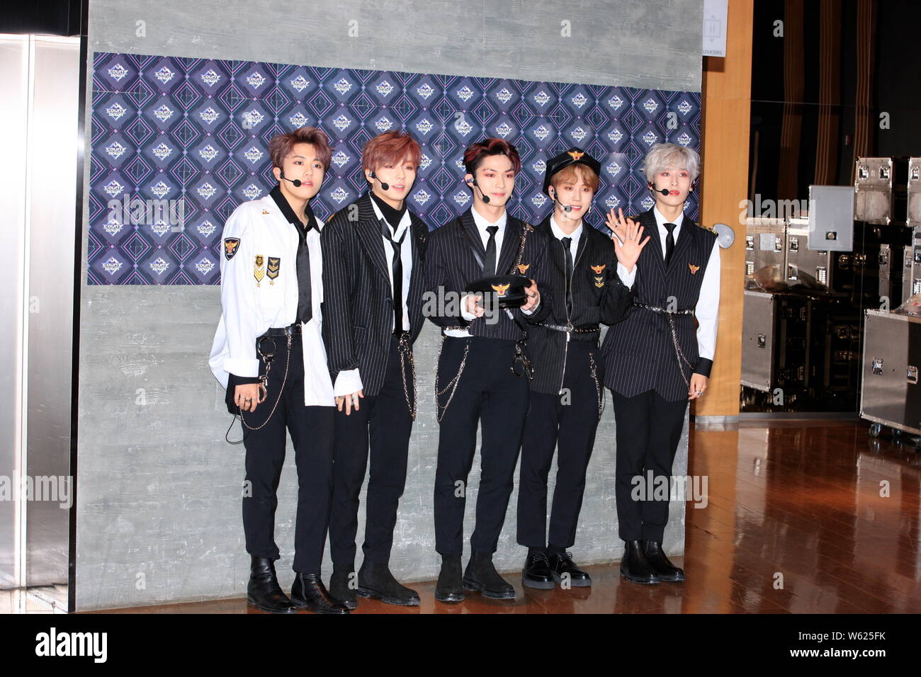 Die Mitglieder der Koreanischen Boy Group sieben Uhr kommen für eine Episode der K-Pop chart TV-Show! Countdown" in Seoul, Südkorea, 25. Oktober Stockfoto