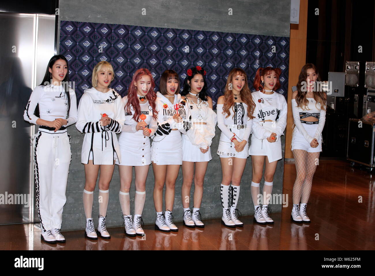 Die Mitglieder der koreanischen Mädchen Gruppe Weki Meki kommen für eine Episode der K-Pop chart TV-Show! Countdown" in Seoul, Südkorea, 25. Oktober 201 Stockfoto