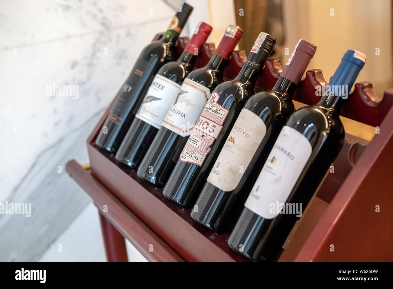 Flaschen Wein auf einem hölzernen Gestell Stockfoto