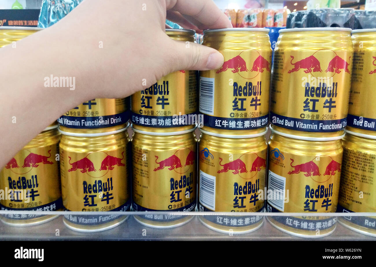 ---- Ein Kunde Geschäfte für Dosen Red Bull Energy Drink auf einem Regal im Supermarkt in Nanjing Stadt, im Osten der chinesischen Provinz Jiangsu, 20. Mai 2018. Stockfoto