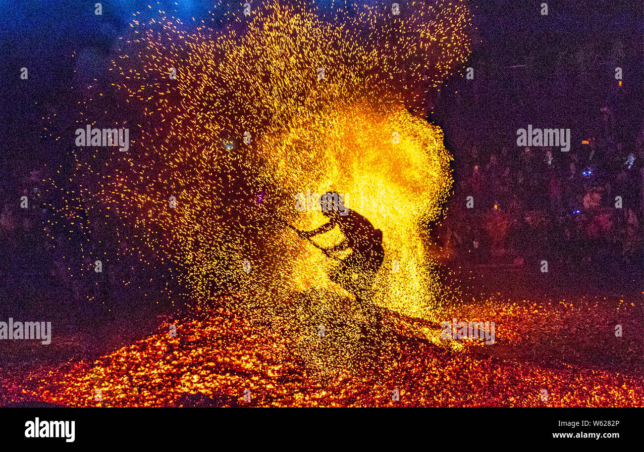 Ein dorfbewohner Spaziergänge durch Köhlerei, wie er in der traditionellen Ritual "Lianhuo' oder 'Fire walking' teilnimmt, in der Pan'an county, Jinhua City, Ea Stockfoto