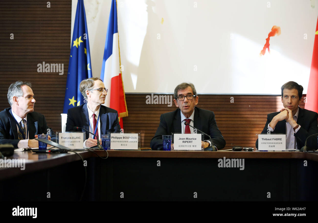 (Von links) Francois Blanc, Rat für Landwirtschaft in der Französischen Botschaft in China, Philippe Bouyoux, Wirtschaftsberater in der Französischen Botschaft und dir Stockfoto