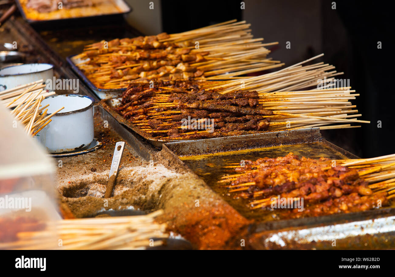 Chinesische Grill auf klebt auf einen Markt bereit für den Verkauf Stockfoto