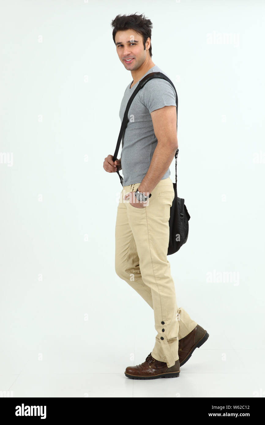 College-Student zu Fuß mit einer Tasche Stockfoto