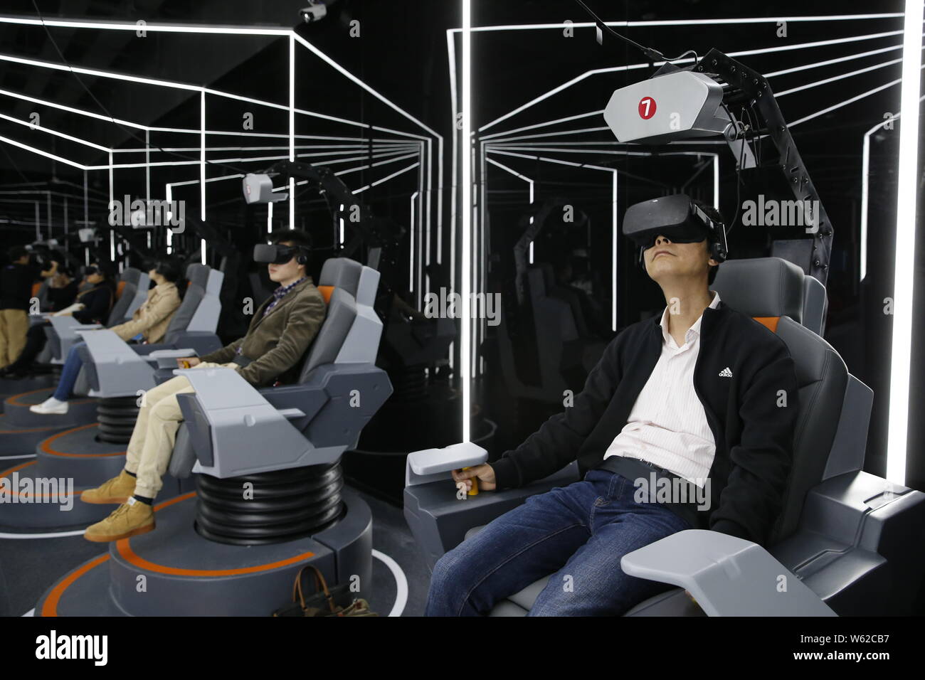 ---- Besucher versuchen, VR (Virtual Reality) Geräte SoReal VR Vergnügungspark, der weltweit größten VR-Theme Park, während die 2018 Wor Stockfoto