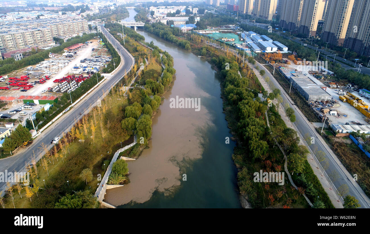 Luftaufnahme des sandigen floss das Wasser aus der Kanalisation Mündung Sitzung ein sauberer Fluss Kurs in Ji'Nan, der ostchinesischen Provinz Shandong, 22 Octobe Stockfoto