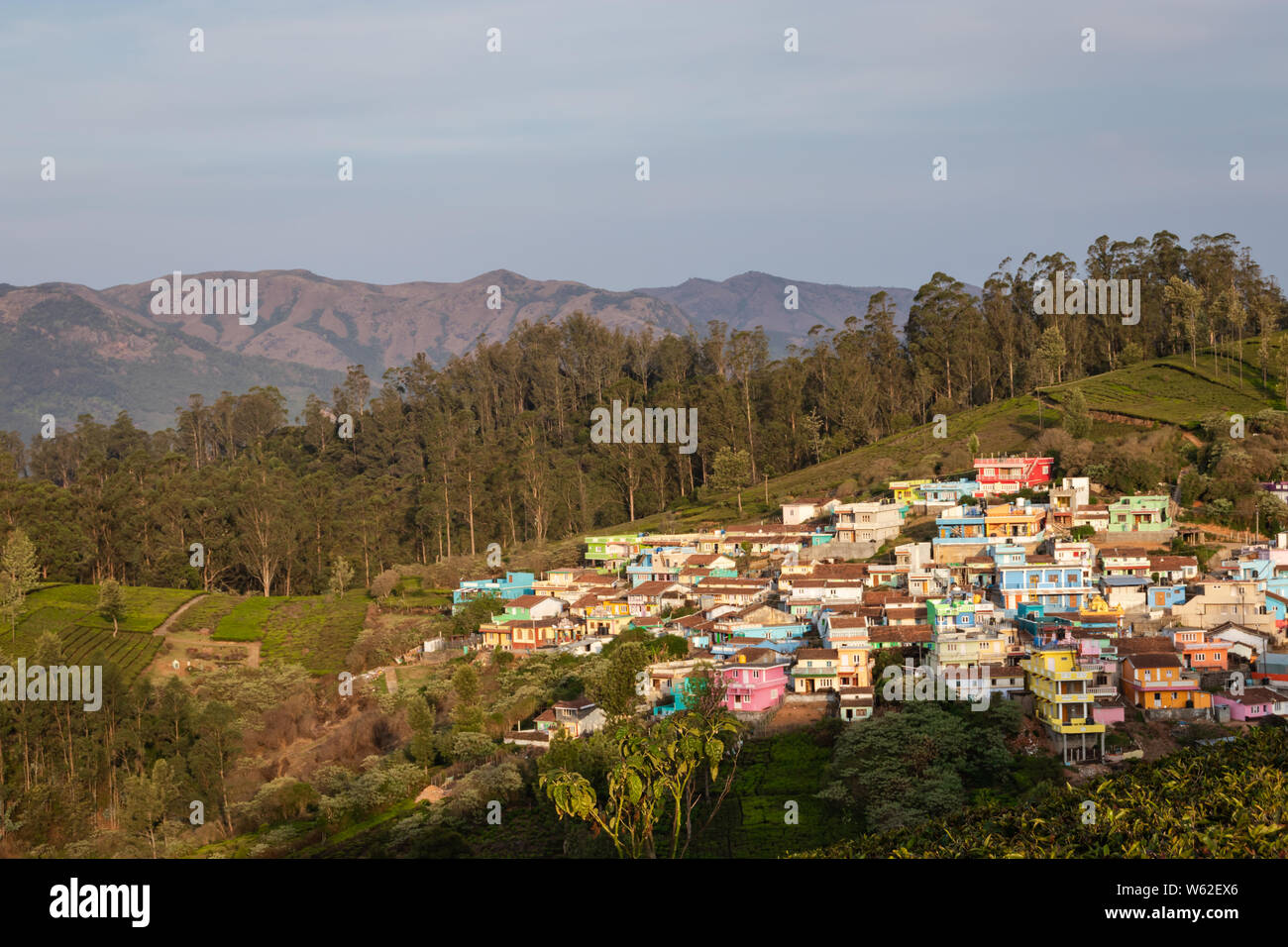 Kleines Dorf auf Hügel mit grünen Wald von Western ghat Bild wird in Ooty tamilnadu zeigt seine schöne Landschaft genommen. Es zeigt die abweichen Stockfoto