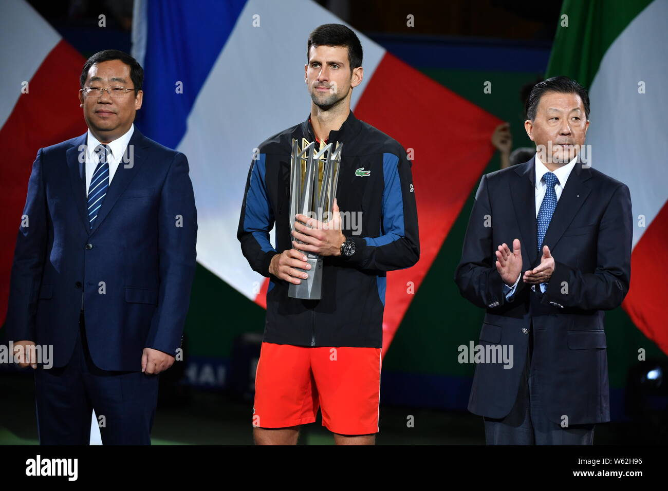 Novak Djokovic aus Serbien, Mitte, wirft mit seinem Meister Pokal nach dem Sieg über Borna Coric von Kroatien in singles Ihre Männer Finale zu gewinnen, die Stockfoto