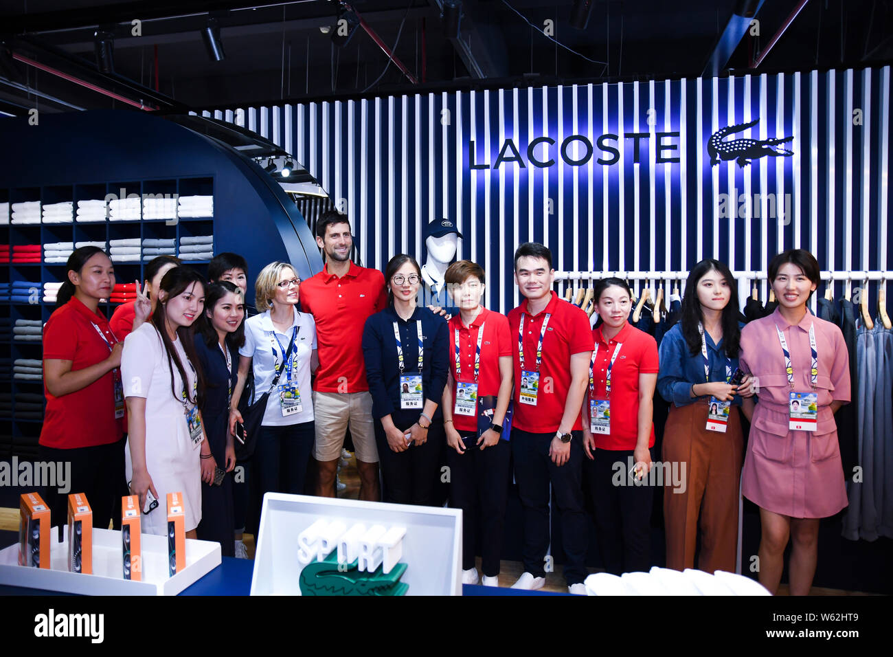 Serbische Tennisspielerin Novak Djokovic besucht eine Werbeveranstaltung der französischen Modemarke Lacoste in Shanghai, China, 7. Oktober 2018. Stockfoto