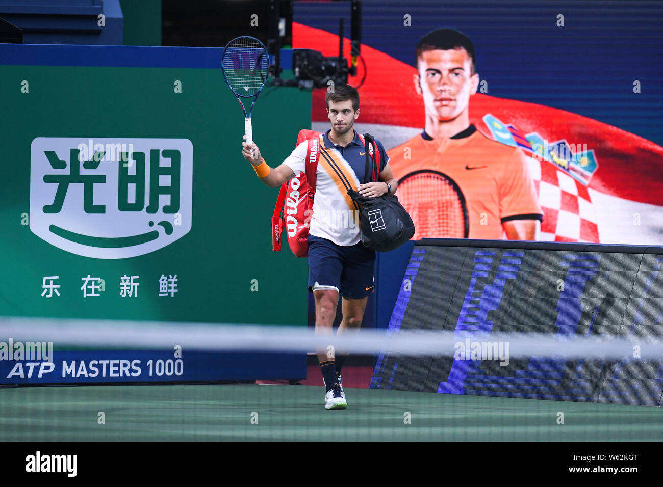 Borna Coric von Kroatien kommt für die Men's singles Finale gegen Novak Djokovic aus Serbien während der Rolex Shanghai Masters Tennis Turnier Stockfoto
