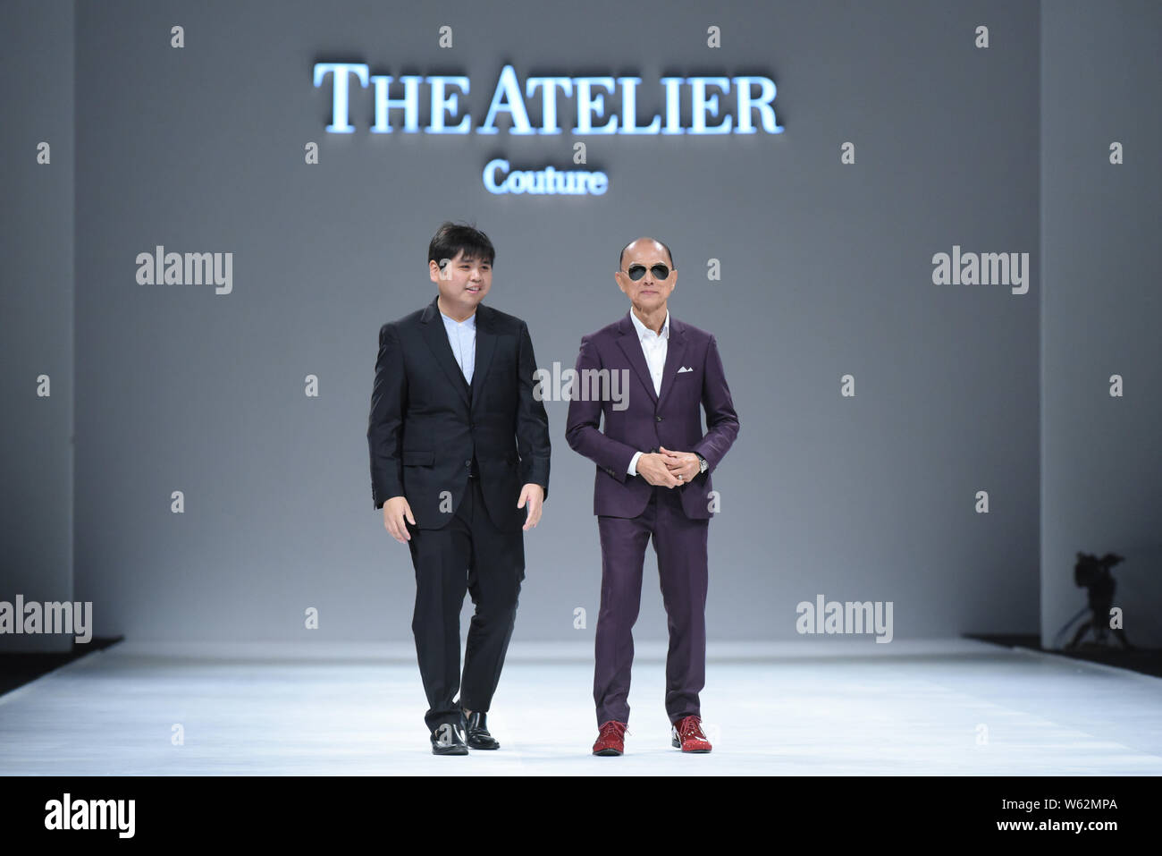 Chinesische Designer Professor Jimmy Choo obe, Recht, Haltungen auf der Modenschau des Atelier während der Shanghai Fashion Week Frühjahr/Sommer 2019 in Shan Stockfoto