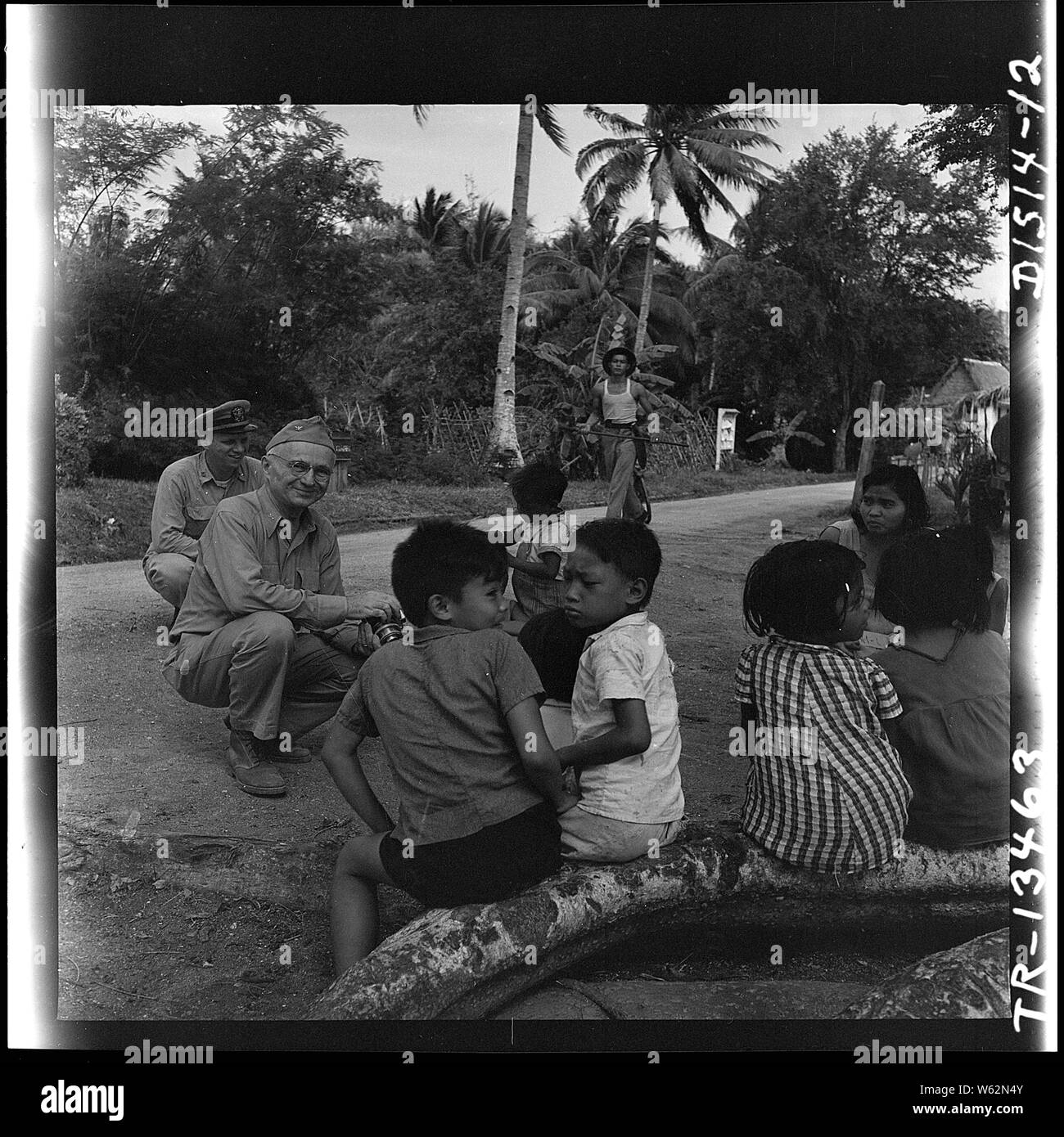 Kapitän E.J. Steichen, Marine bekämpfen, Fotograf, Fotos einheimische Kinder auf Guam Insel. Stockfoto