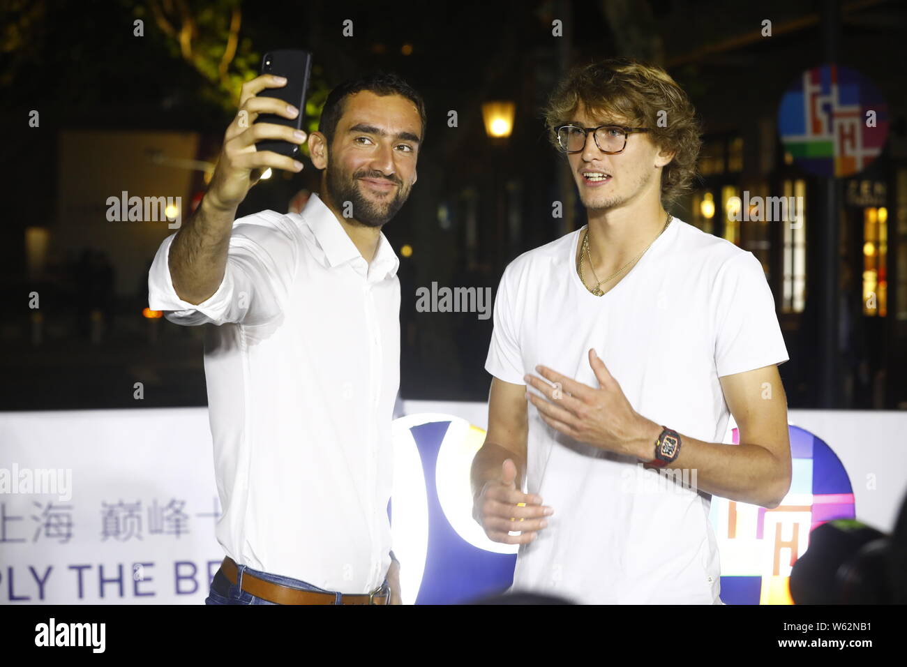 Deutsche Tennisspieler Alexander Zverev, rechts, und der Kroatische Tennisspieler Marin Cilic an einem Master pujiang Nacht Aktivität während der Rolex Shanghai Stockfoto
