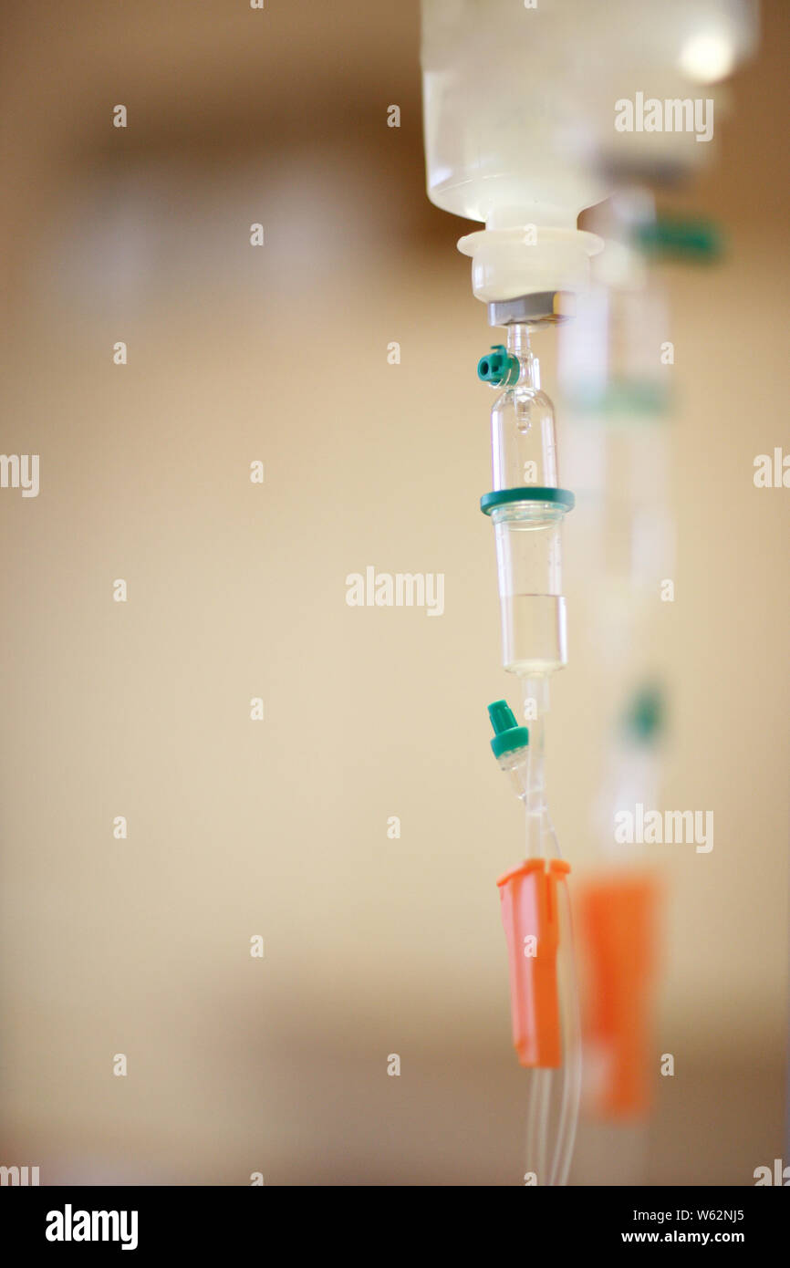 Ein Stativ mit Infusionslösungen in einem Krankenhaus Stockfoto