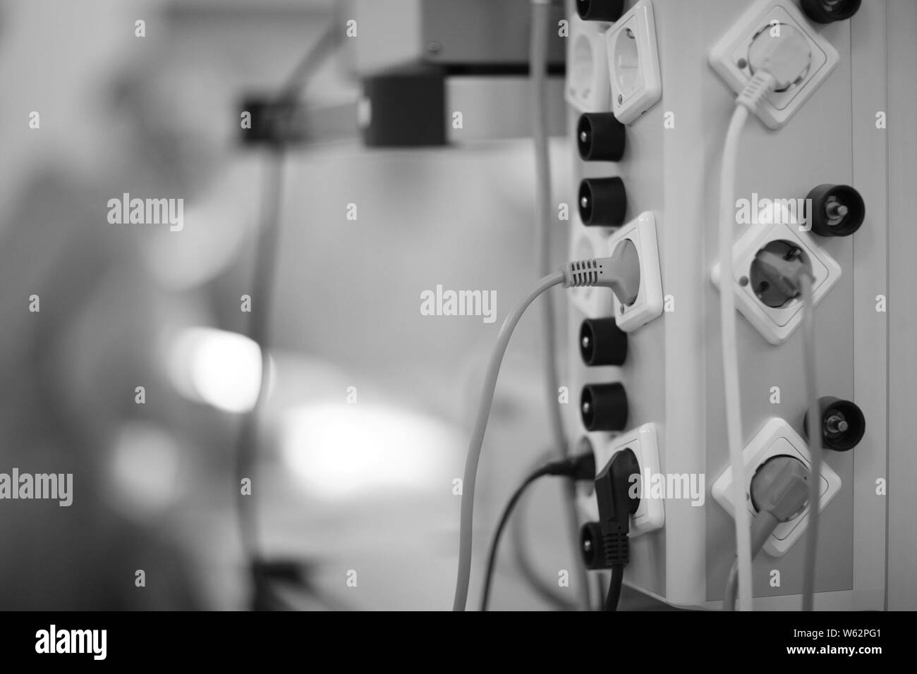Der Ort der Verbindung von medizinischen Geräten und Ausrüstung zu Elektrizität im Op Stockfoto