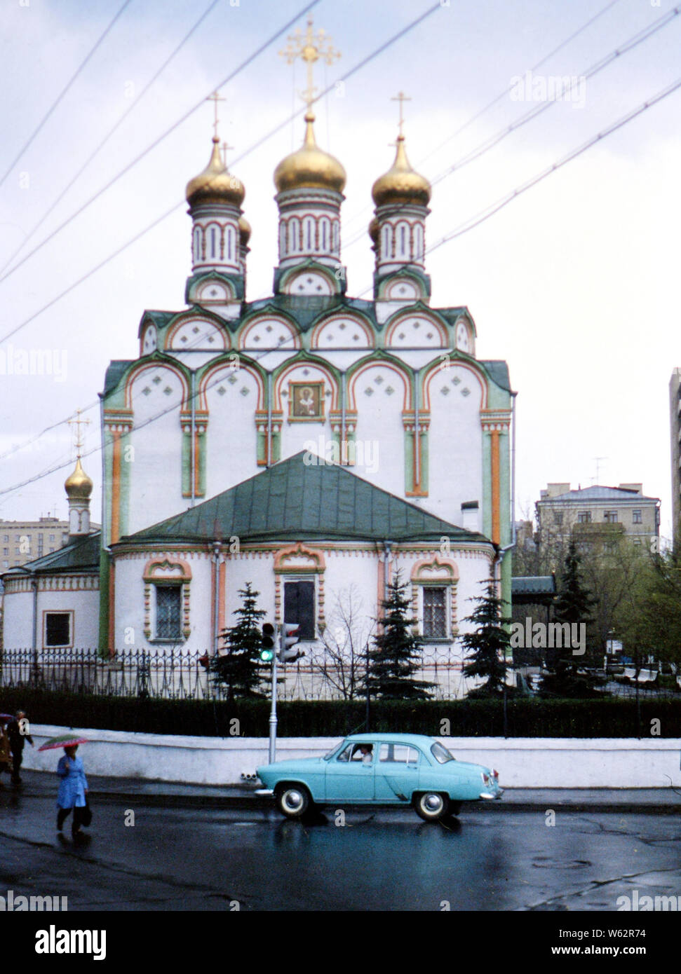70er Jahre Russland - Street Scene außerhalb einer Kirche in einer ...