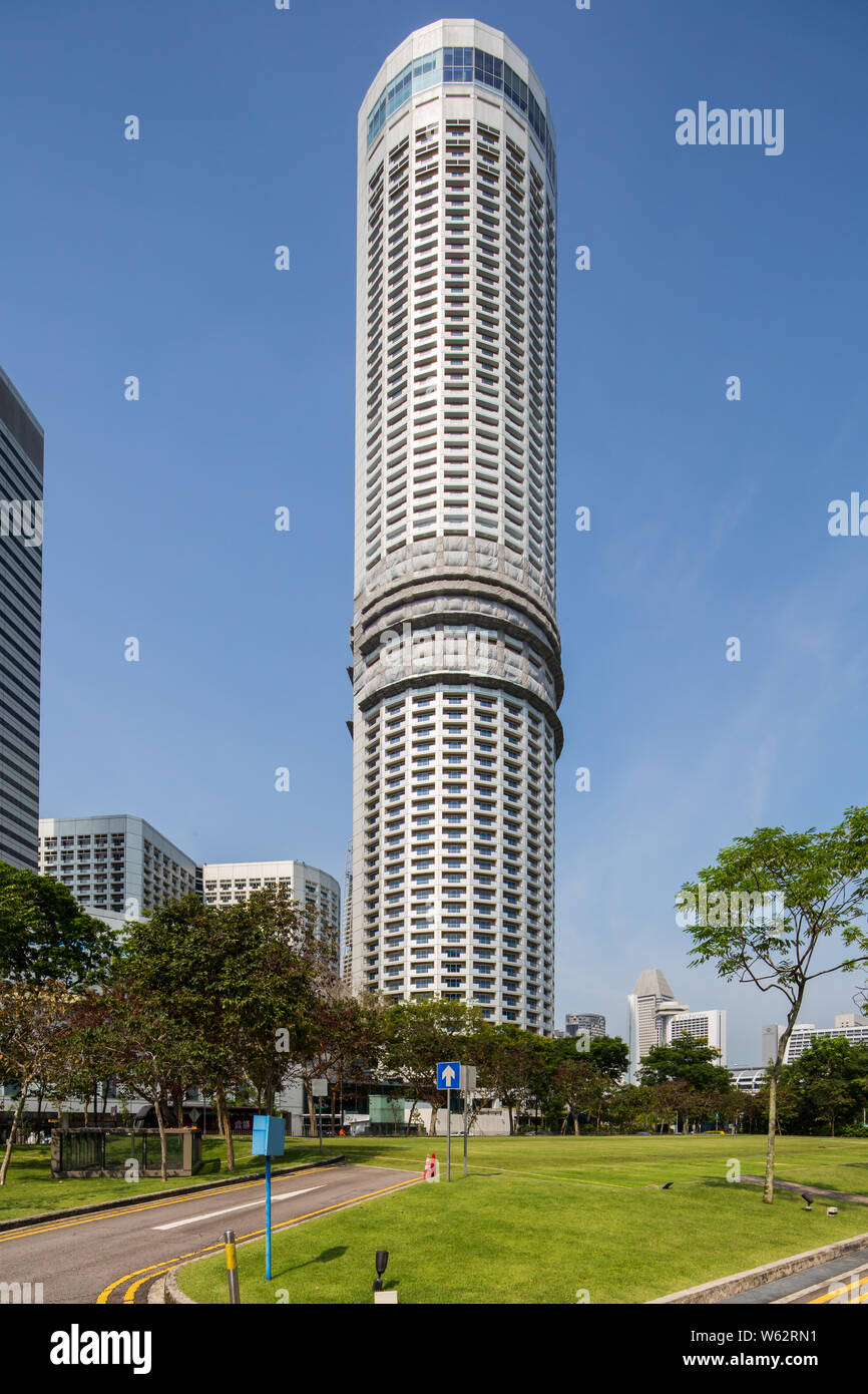 Vertikale Perspektive des Swissôtel Stamford Hotels, Fassadenrenovierung. Singapur. Stockfoto