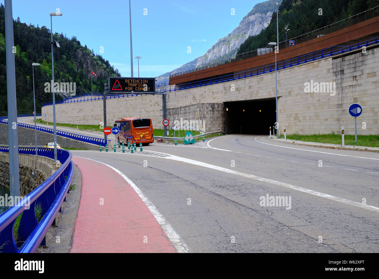 Bus Rampen anfahren der Eingang zum Tunnel von Somport, Spanisch Seite in Richtung Frankreich. Zeichen zeigt Verzögerungen aufgrund von Konvoi Stockfoto