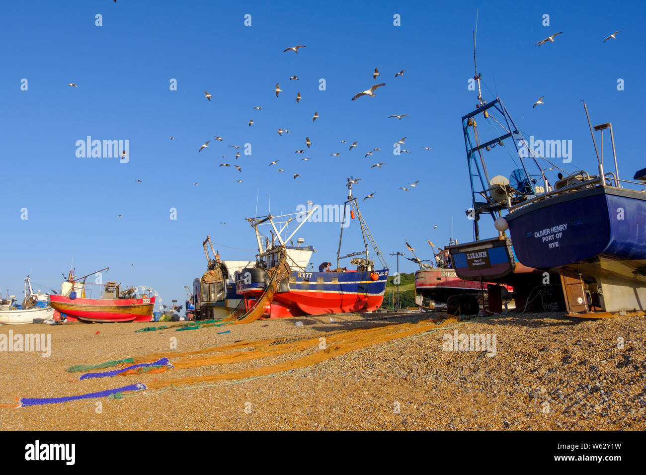 Bunte Hastings Fischerboote auf die Altstadt Stade, Strand Fischer, East Sussex, Großbritannien Stockfoto