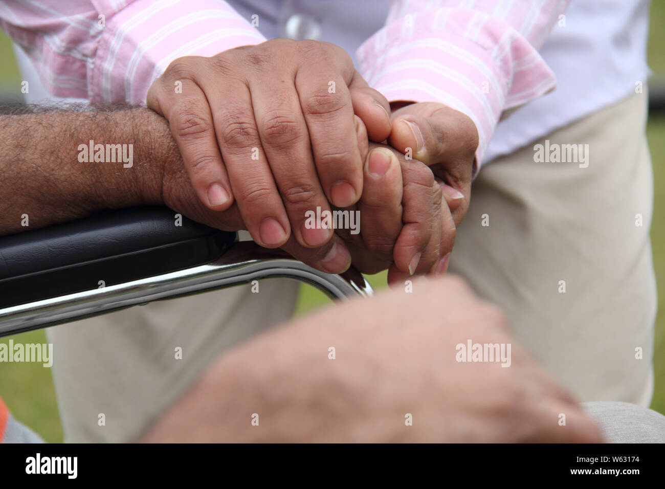 Arzt trostreiche Patienten im Rollstuhl Stockfoto