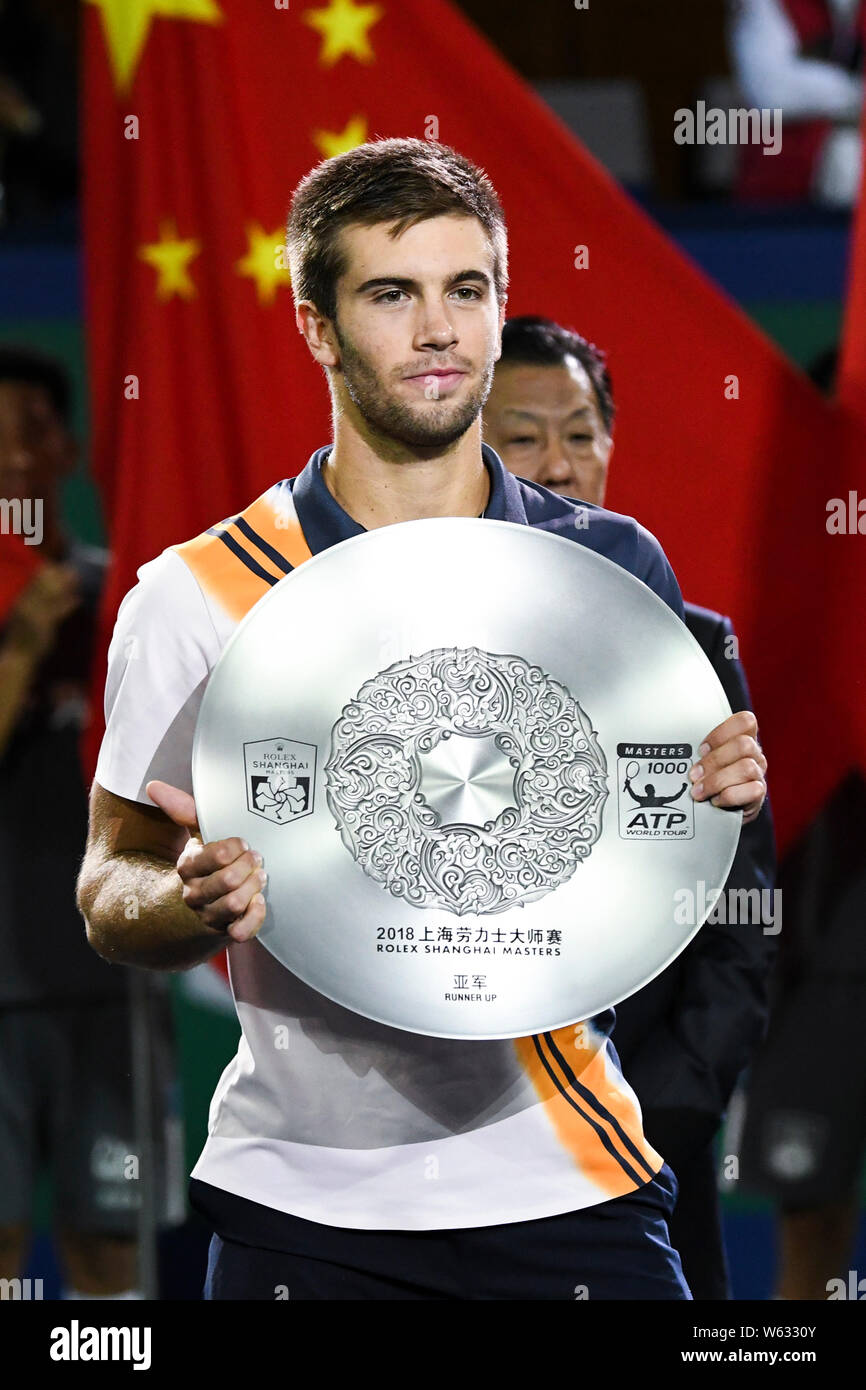 Borna Coric Kroatiens stellt seine Trophäe nach Novak Djokovic aus Serbien besiegt seine Singles ihrer Männer Finale die Rolex Shanghai zu gewinnen Stockfoto