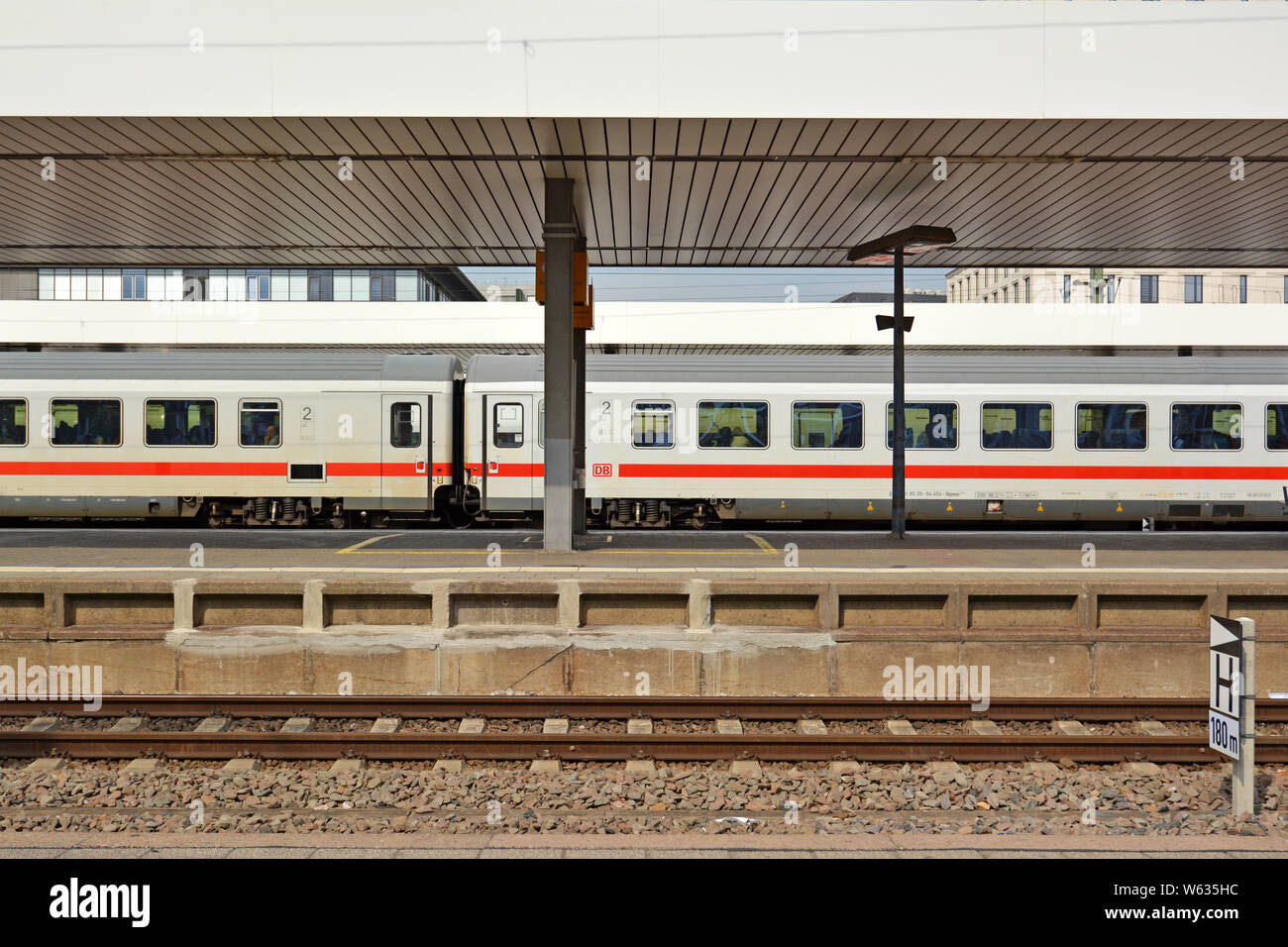 Seitenansicht des Waggons der Zug namens "Intercity", der höchste Bahnhof Einstufung in Deutschland, vorbei an Bahnhof Stockfoto