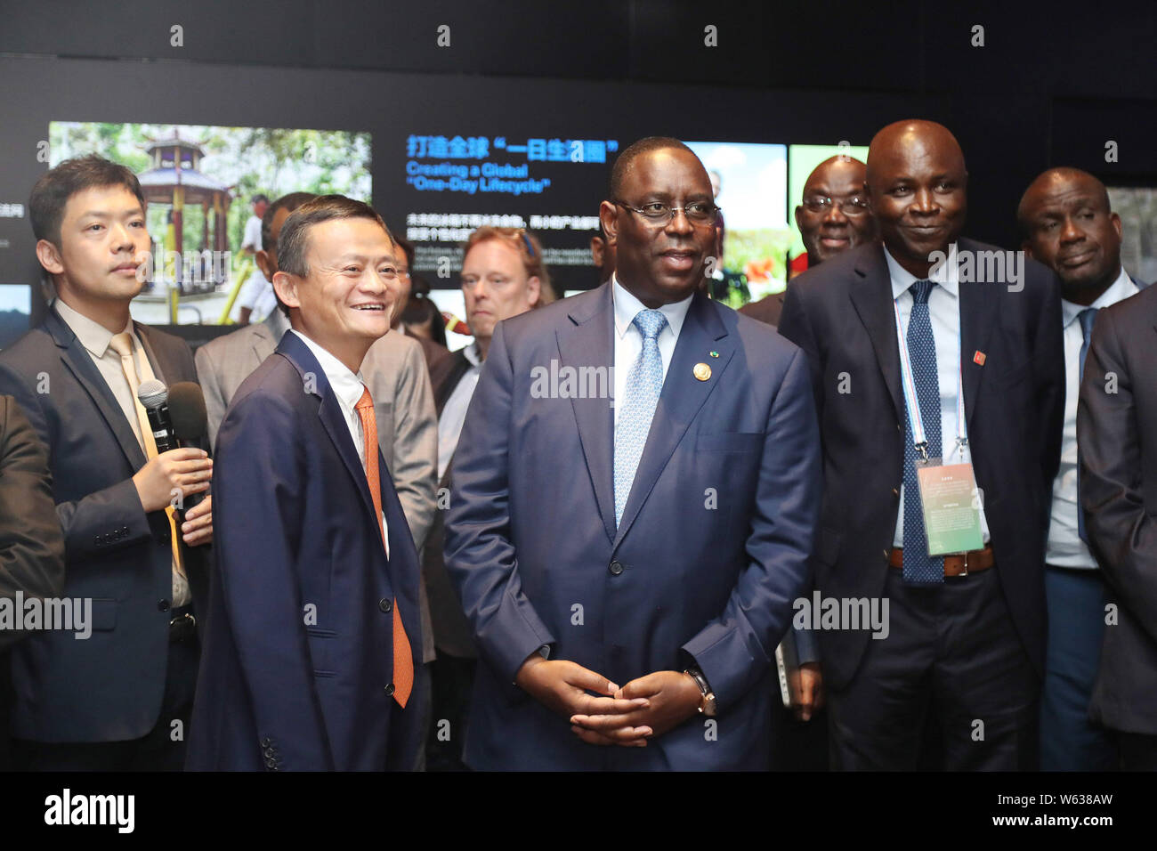 Senegalesischen Präsidenten Macky Sall, Recht, Haltungen mit Jack Ma oder Ma Yun, Vorsitzender der Alibaba Group, bei einem Besuch der Xixi Campus und Sitz Stockfoto