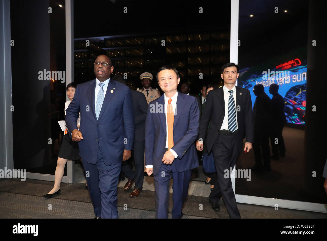 Senegalesischen Präsidenten Macky Sall, Links, Spaziergänge mit Jack Ma oder Ma Yun, Vorsitzender der Alibaba Group, bei einem Besuch der Xixi Campus und Hauptsitz o Stockfoto